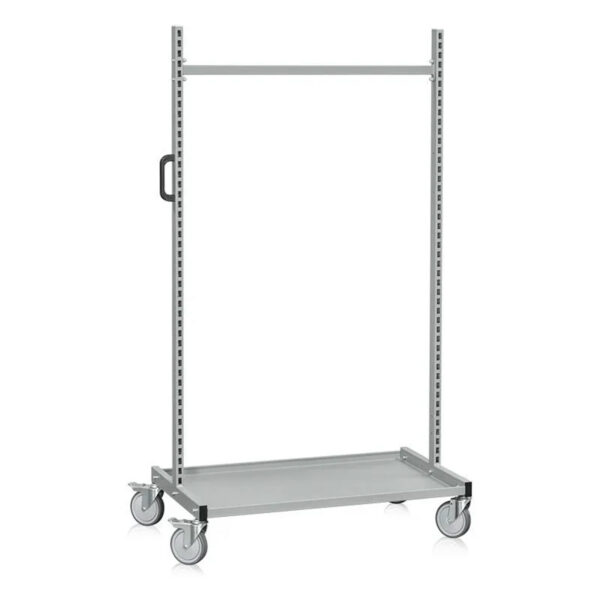 Skyltställning med hjul och hylla