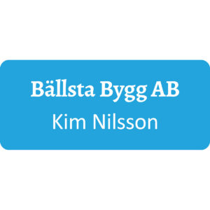Namnskylt ljusblå med vit text Nål eller magnet