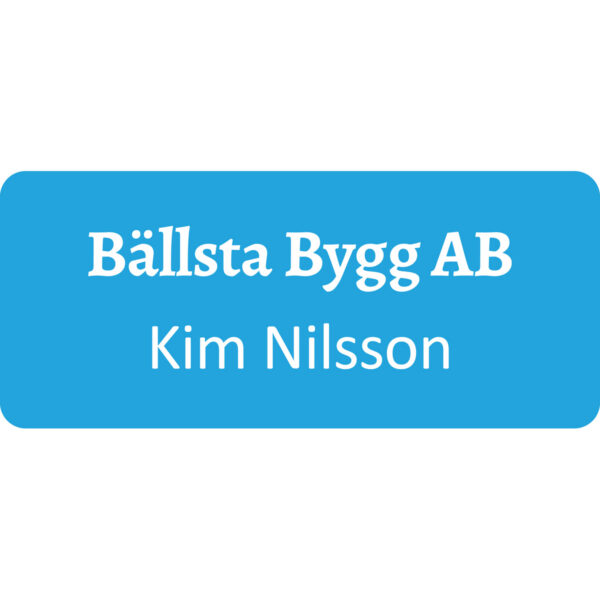 Namnskylt ljusblå med vit text Nål eller magnet