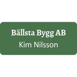 Namnskylt mörkgrön med vit text Nål eller magnet