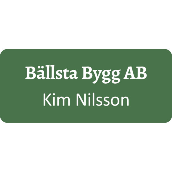 Namnskylt mörkgrön med vit text Nål eller magnet